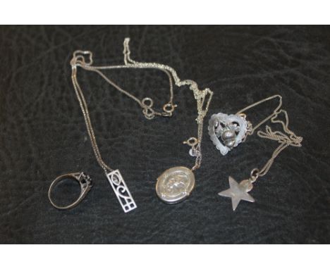 A SELECTION OF SILVER JEWELLERY TO INCLUDE A LOCKET, RING ETC