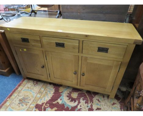 A MODERN LIGHT OAK SIDEBOARD W-139 CM