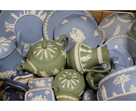 A TRAY OF WEDGWOOD JASPERWARE TO INCLUDE PLAQUES, PLATES, FRUIT BOWL, TEAPOT ETC