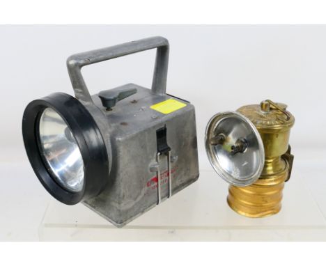A vintage British Rail Bardic signal lamp and a Premier carbide lamp. [W]

PLEASE NOTE: ALL LOTS NEED TO BE COLLECTED OR DESP