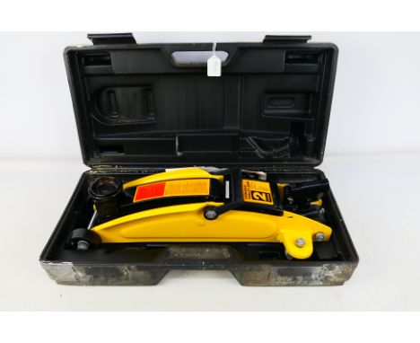 A boxed 2 Tone Hydraulic trolley jack. Item appears in very good condition, some signs of use. Items not checked fro complete