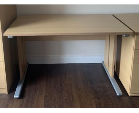 An office / home office desk measuring approximately 73 cm x 120 cm x 74 cm. [W]

NOTE: ITEM IS LOCATED IN THE WA7 POSTCODE A