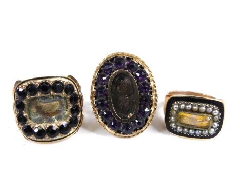 Three various yellow metal late Georgian mourning rings, to include an oval cluster with fourteen 2.8mm round amethysts and b