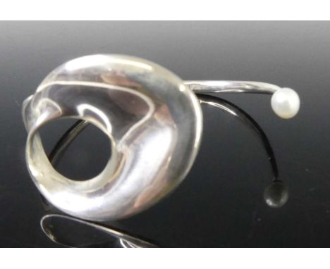 Vivianna Torun Bulow-Hube for Georg Jensen - a silver bangle, design No.256, set with a single cultured pearl, dia.6.5cm, 22.