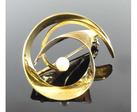 A 14ct yellow gold modern scrollwork brooch, having a 4.25mm cultured pearl and a roller catch fastening, brooch length 36mm,