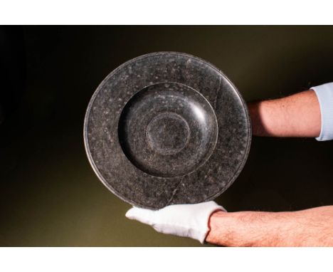 Early Dynastic, Ca. 2900 - 2575 BC.A serpentine shallow bowl adorned with concentric circles in the centre with straight flar