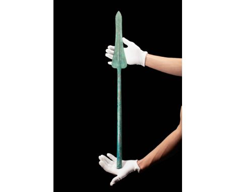 Ca. 1800 - 1500 BC.A Bronze Age spearhead featuring a short, double-edged blade with moulded wings adorned with ridges. The b