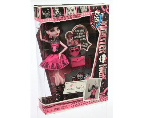 Mattel Monster High Draculaura Picture Day doll, 2012, Y4310, Near Mint to Mint, NRFB, within Good Plus packaging (slight sur