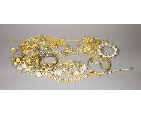 A quantity of assorted costume jewellery including a lapis lazuli set bangle.
