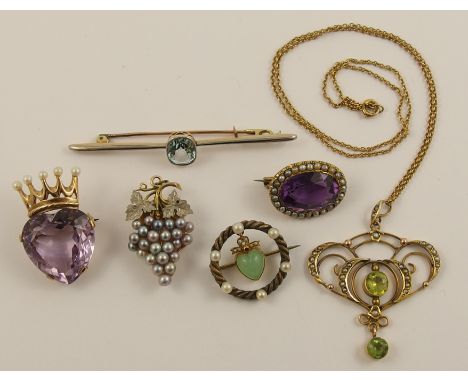 A collection of Victorian and Early 20th Century jewellery a 9ct pearl crowned heart shaped amethyst brooch. A 9ct green glas