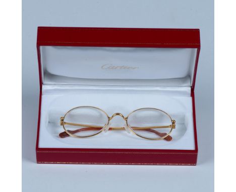 Absolutely stunning gold tone frame with unique decorative hinge that has a touch of silver. Classic oval shape with a beauti