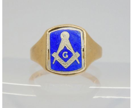 A 9ct gold enamelled Masonic swivel signet ring, size R, weight 7.5gms Condition Report:Available upon request