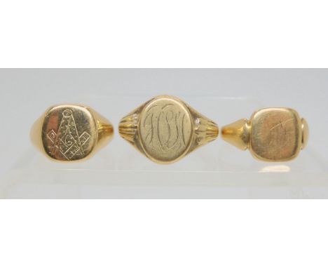 A 9ct gold signet ring with reeded shoulders, size R, a Masonic example size I, and another (af), weight together 17.1gms Con