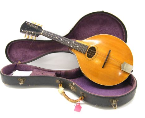 Gibson A style mandolin, made in USA, ser. no. 39742, case (bow to neck)