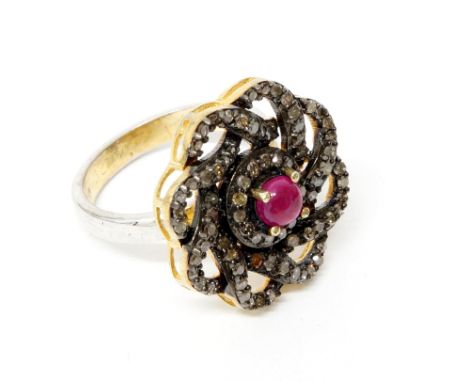 A silver gilt dress ring set with a cabochon ruby and rose-cut diamonds - Diamonds 0.93ct - Ruby 0.65ct - ring size M 