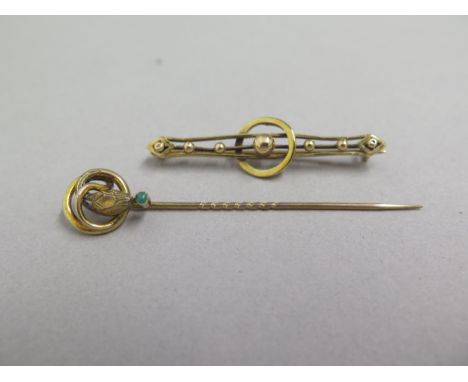 A 9ct yellow gold tie pin in the form of a snake set with jade - approx 6.5cm - weight approx 2.2 grams - together with a 15c