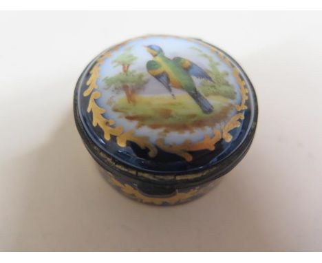 A Serves porcelain pill/patch pot - in good condition 
