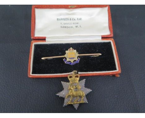 A 9ct rose gold and enamel East Surrey Regt sweetheart brooch - approx 6cm - weight approx 3.5 grams - with a white metal Que