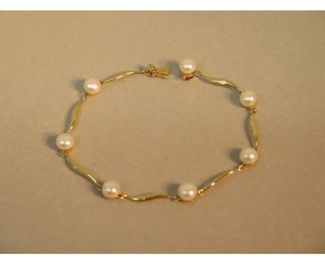 An 18ct yellow gold hallmarked Mikura cultured freshwater pearl bracelet with certificate - approx 18cm - weight approx 6 gra