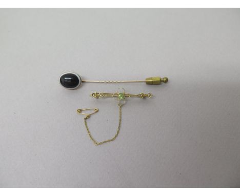 A 15ct yellow gold (hallmarked) Edwardian bar brooch with peridot and pearls - approx 4.5cm, weight approx 2.6 grams - togeth