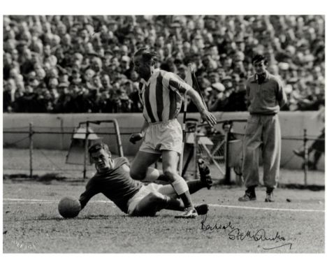 MATTHEWS STANLEY: (1915-2000) English Footballer. Signed 16 x 12 photograph of Matthews in a full length action pose wearing 