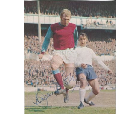 MOORE BOBBY: (1941-1993) English Footballer, Captain of the England World Cup winning team, 1966. Vintage signed 6.5 x 8 colo