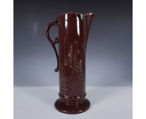 This striking pitcher comes from Roseville’s Mayfair line, presented here in the rich Cocoa Brown glaze. Known as the “tankar