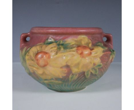 A charming Roseville Pottery jardiniere in the Peony pattern, model 661-3. This beautifully crafted piece showcases an intric