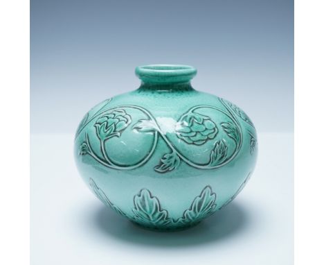 This exquisite Royal Doulton Burslem Artwares Foshan Vase is part of a limited edition series. Inspired by the ancient Chines