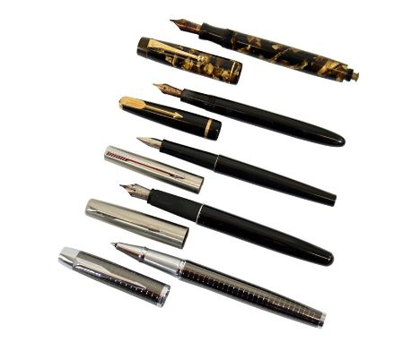 Parker pens including Victory fountain pen, brown pearl and black, Slimfold black fountain pen etc. (5)