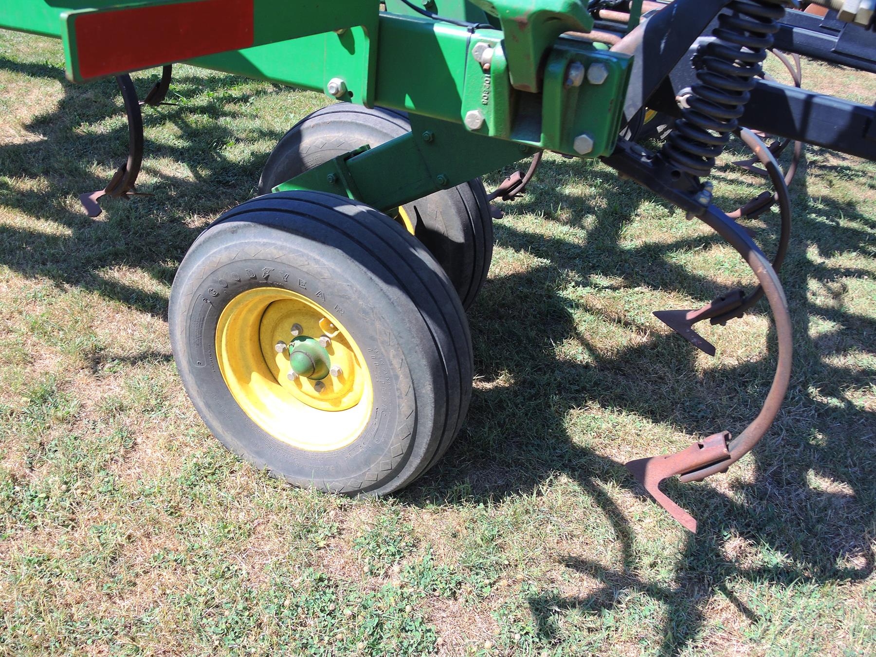 JD 2210 45'6" FIELD CULTIVATOR, C SHANK, 9" SPACING, SINGLE POINT