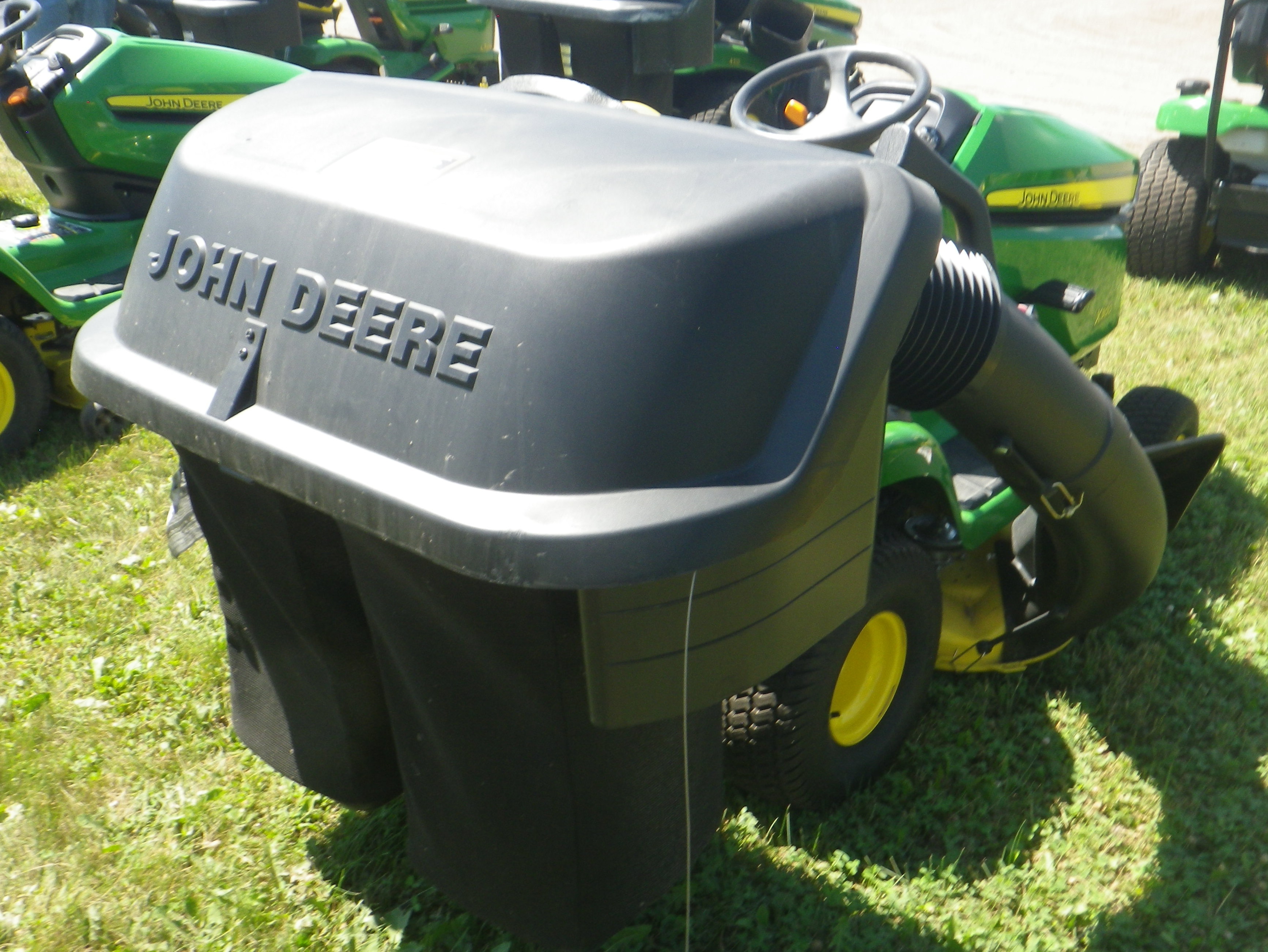 2015 JD X300 LAWN TRACTOR, 18.5 HP, 2WS, 42" DECK, GAS, 2BAG BAGGER