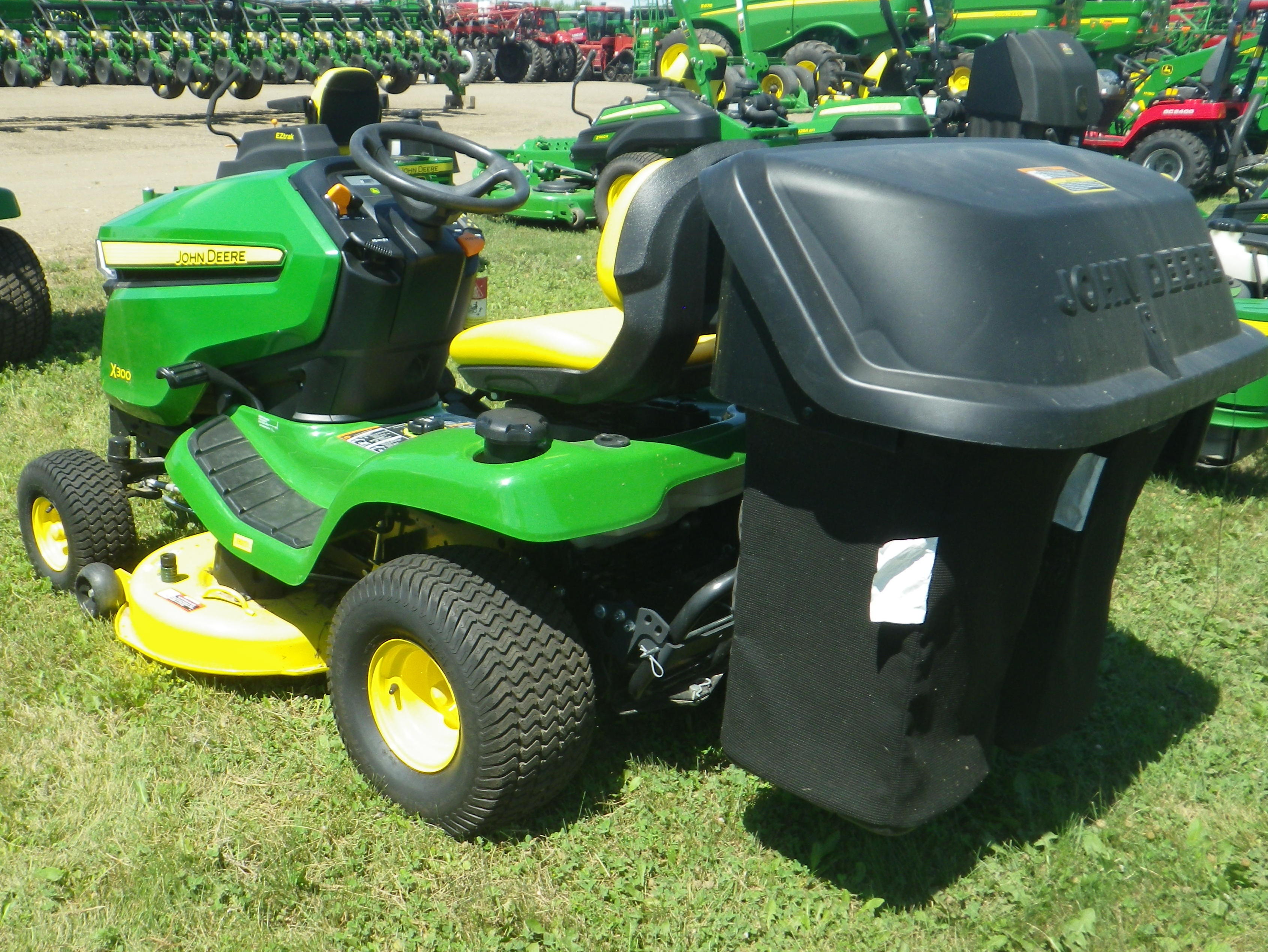 2015 JD X300 LAWN TRACTOR, 18.5 HP, 2WS, 42" DECK, GAS, 2BAG BAGGER