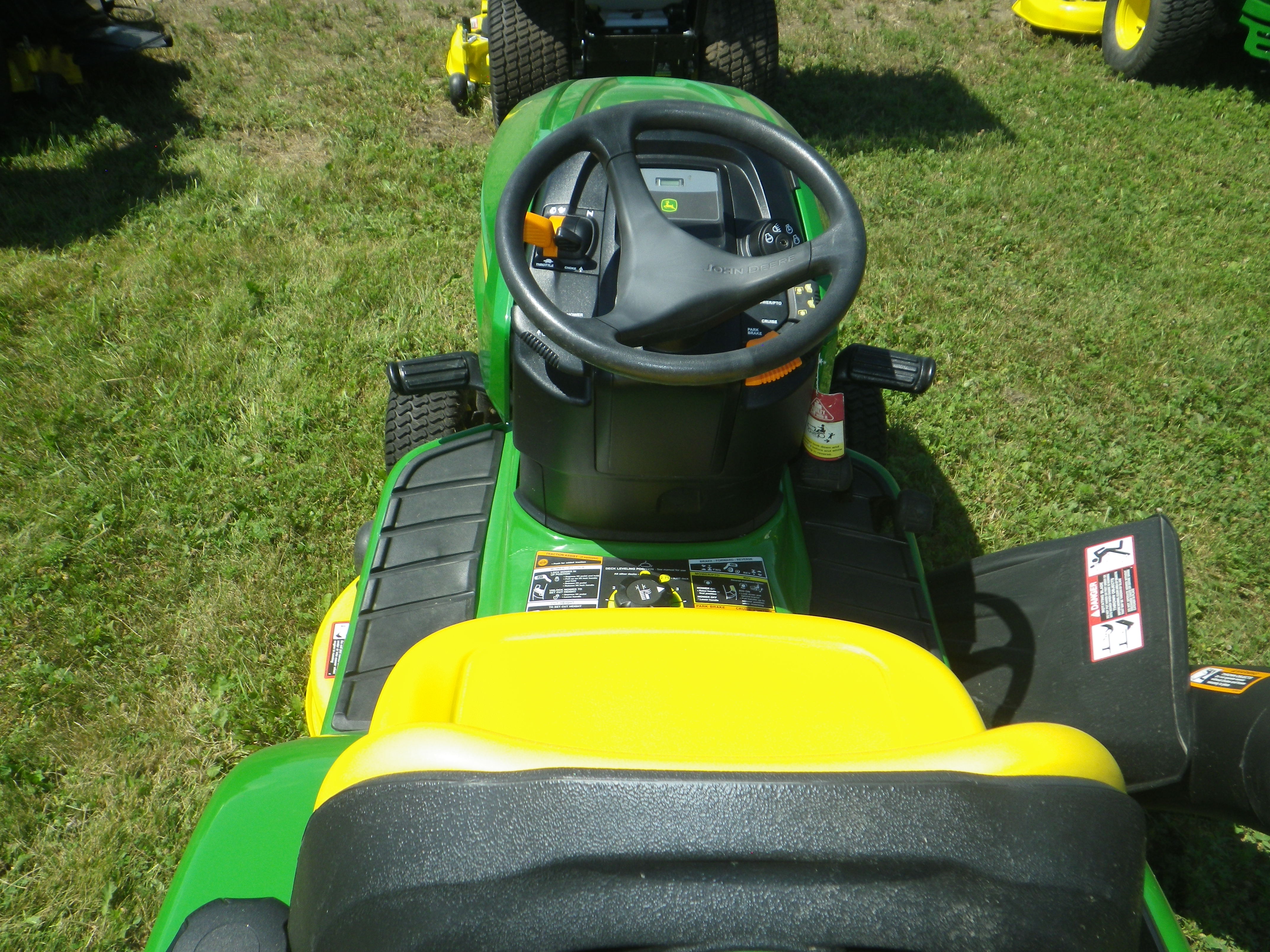 2015 JD X300 LAWN TRACTOR, 18.5 HP, 2WS, 42" DECK, GAS, 2BAG BAGGER