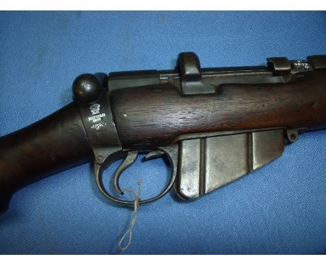 Deactivated Enfield .303 British service rifle with crowned GR Enfield 1918, with detachable magazine, adjustable rear sights