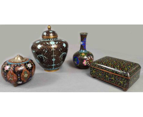 4 Cloisonné Arbeiten (3 mit Deckel) Japan. Alt.Bis 11,5 cm hoch. Handarbeit. Zellenschmelz oder Zellenemail. Versand kann org