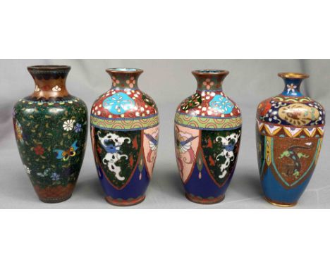 3 Cloisonné Vasen Japan. Alt.Bis 12 cm hoch. Handarbeit. Zellenschmelz oder Zellenemail. Versand kann organisiert werden.3 cl