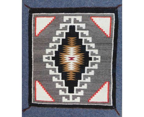 Navajo Trading Post Stammesteppich.74 cm x 64 cm. Handgewebt. Wolle und Baumwolle für das Weiß auf Wolle. Sammlerstück. USA, 