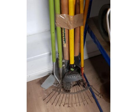 BUNDLE OF GARDEN TOOLS