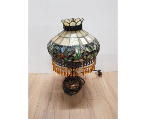 A TIFFANY STYLE TABLE LAMP WITH AMBER EFFECT DROPS