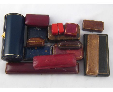 A quantity of antique / vintage jewellery boxes.
