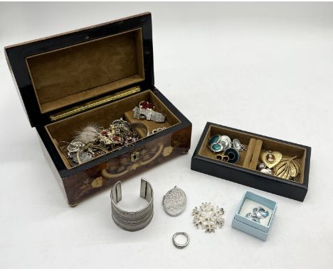 A collection of assorted vintage and fashion jewellery to include a Birmingham silver 1944 "Good Luck" horseshoe etc in a inl
