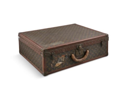 A GOOD LOUIS VUITTON TRAVEL CASE, MID 20TH CENTURY, with serial no. 900268, the hinged cover with brass strap locks and prote