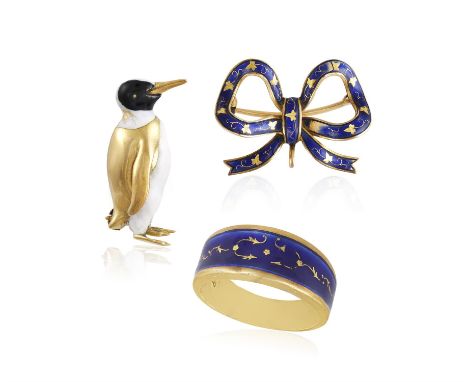 A GROUP OF ENAMEL AND GOLD JEWELLERY, including a penguin brooch, a bow brooch and ring, in 18K gold, first brooch length 2.7