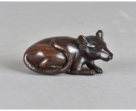 A 20th Century hardwood carved Japanese netsuke, of a water rat with black glass eyes, signed to base, 6.5 cm 