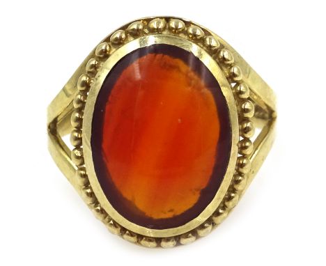 9ct gold oval agate ring, hallmarked Condition Report Approx 5gm, size N-O