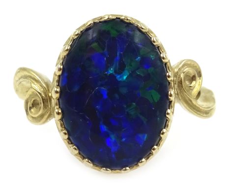 9ct gold oval opal triplet ring with scroll design shoulders, hallmarked Condition Report Approx 3.6gm, size O-P