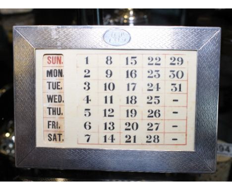 Hallmarked silver desk calendar in engine turned design with day register, Birmingham 1910, W ~ 14.5cm