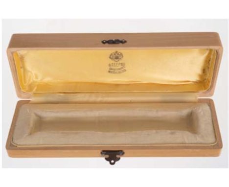 Faberge-Etui, helles Holz mit Seide ausgekleidet, innen kyrillisch bez. "Fabergé", ohne Inhalt, 4x19x6 cm