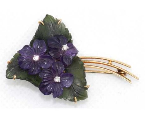 Brosche in Form eines Veilchenstraußes, 585er GG, Amethyst-Blüten besetzt mit 3 Brillanten, ges. 8,77 g, L. 5,0 cm